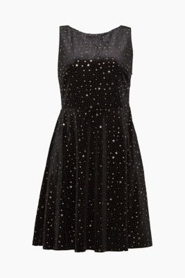 Adoriamo il velluto e questo abito con stampa a stelline con confortevole stretch e scollo dietro a sorpresa!