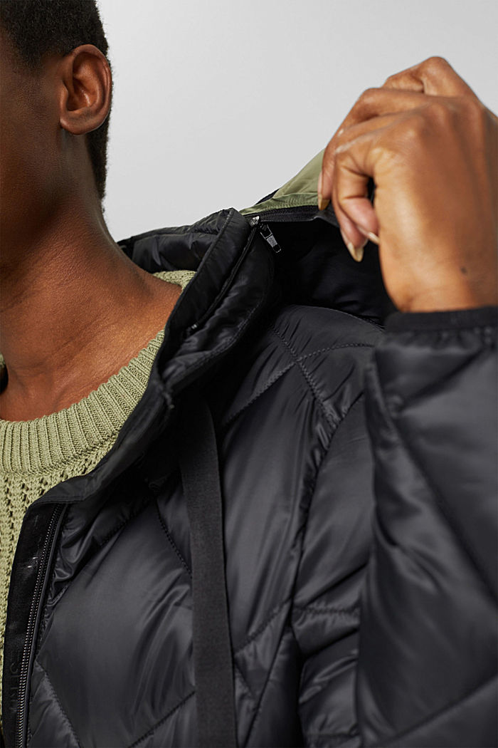 En matière recyclée : la veste matelassée à capuche ajustable, BLACK, detail image number 2