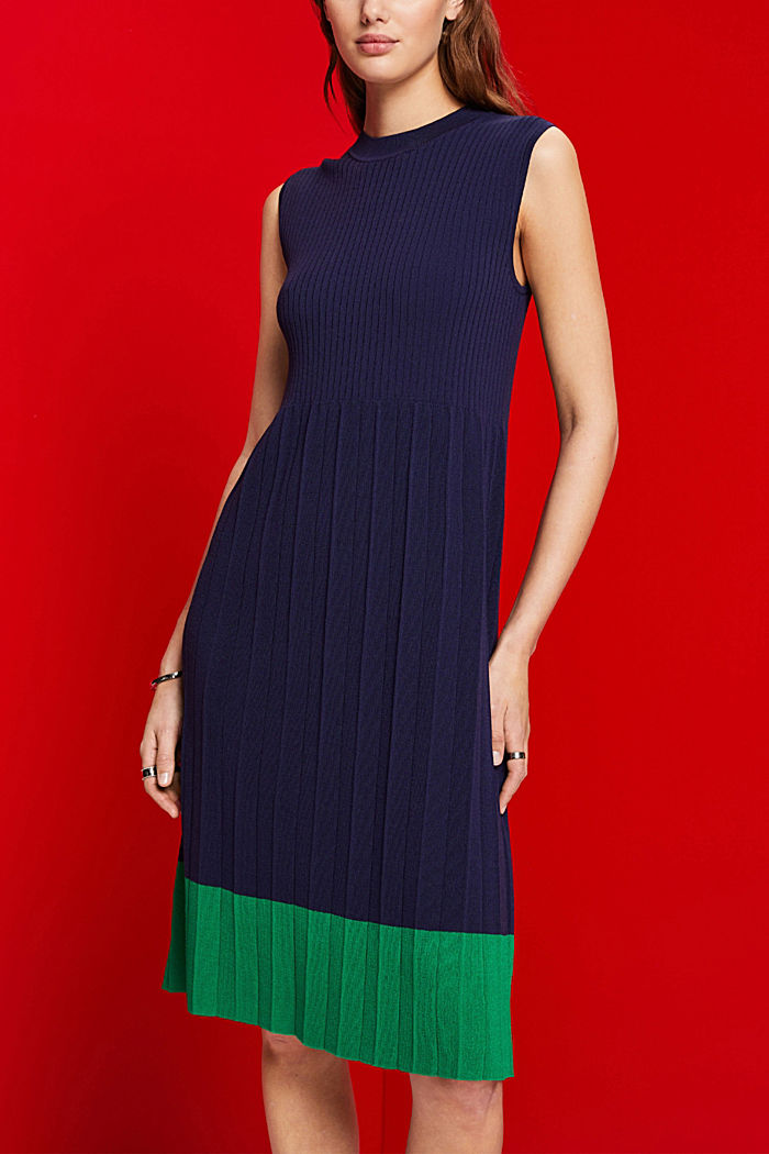 Pleated and sleeveless maxi dress with crewneck