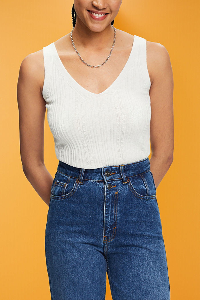 Knitted V-neck top with linen