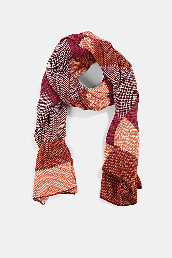 In materiale riciclato: sciarpa in maglia dal look a righe