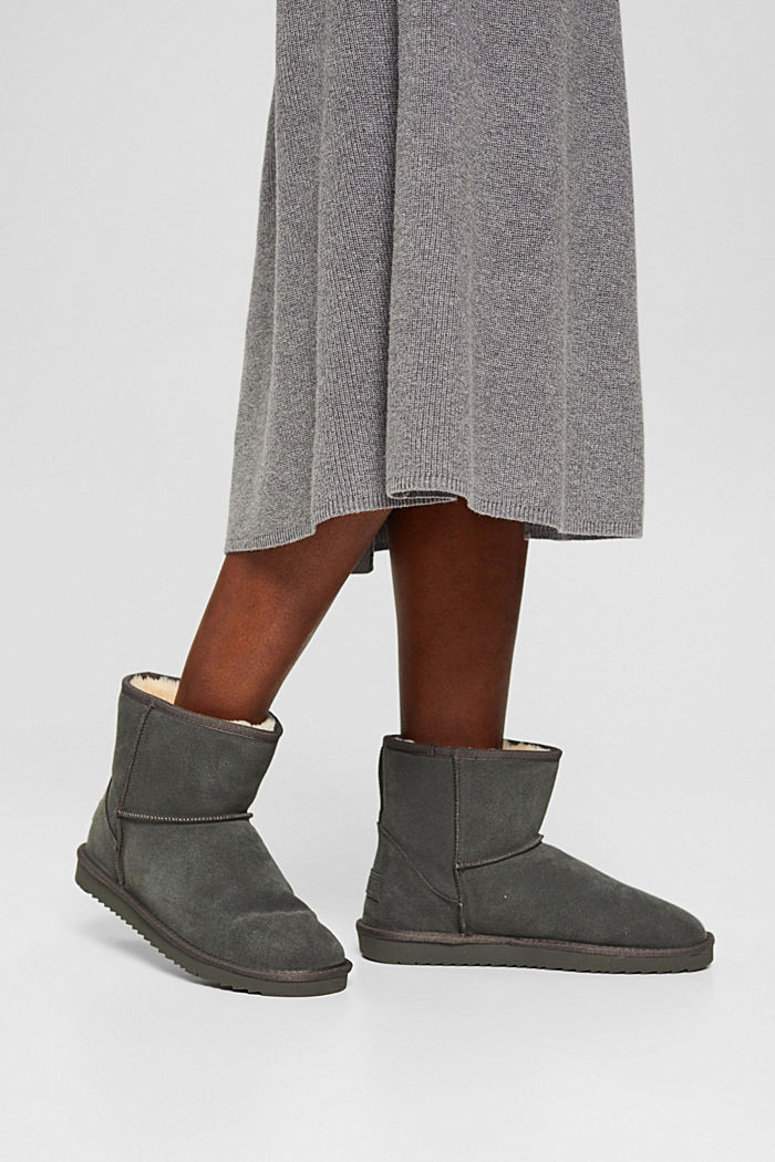 Made of leather: boots with plush lining