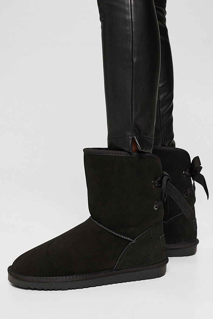 Made of suede: lace-up boots