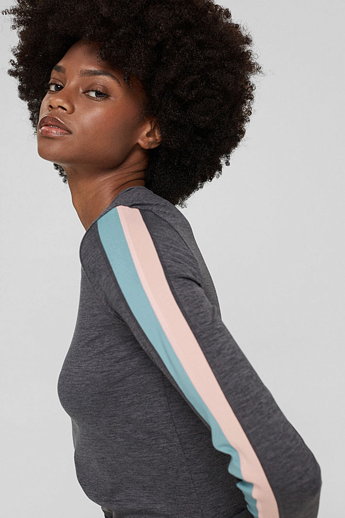 Recycled: activewear top with E-Dry